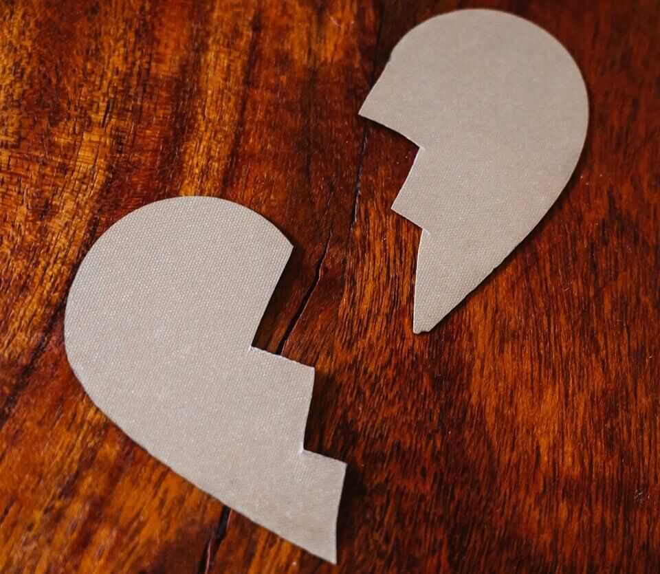 avvocato divorzista: foto di un cuore di carta spezzato in due